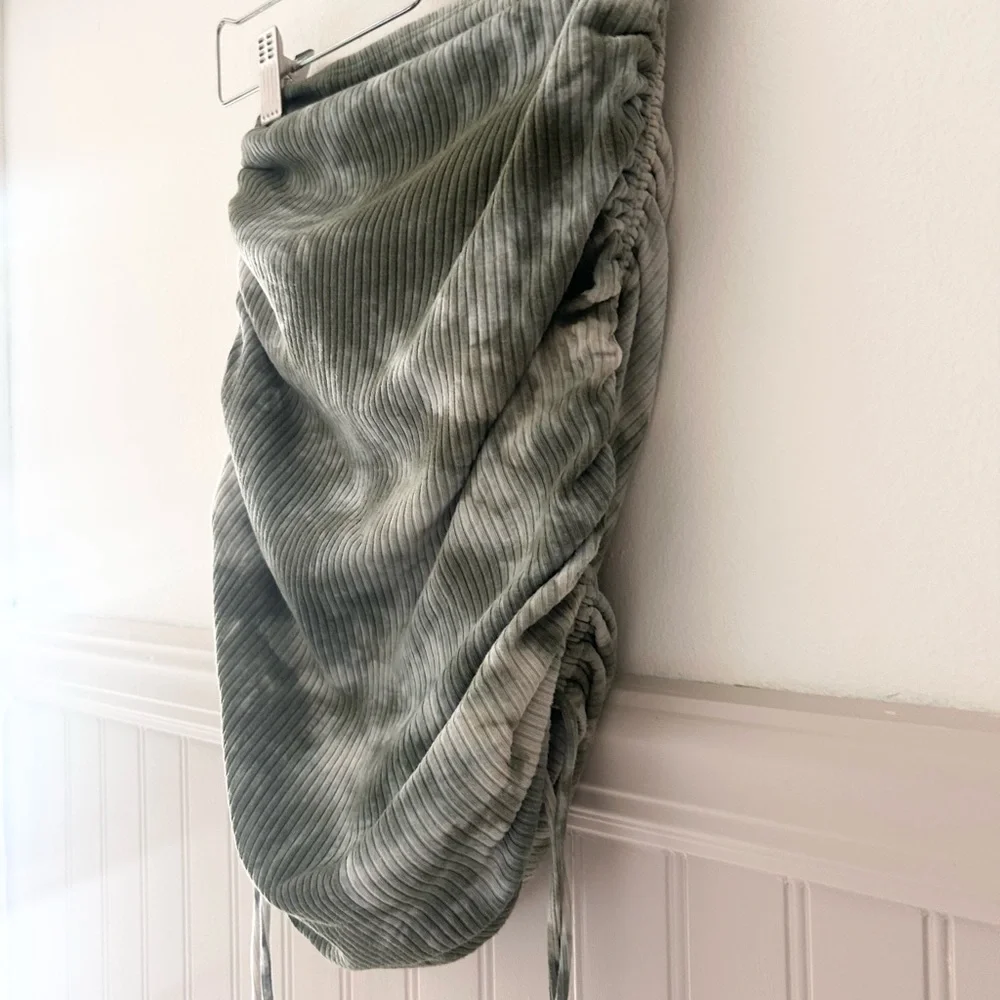 🌿 Princess Polly Size 4 Sage Green Marble Tie-Dye Mini Skirt – Ruched Sides